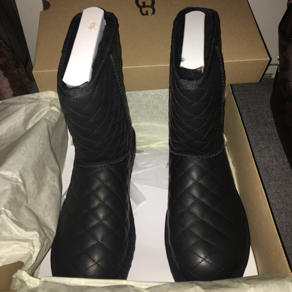 UGG Short Classic Leather boots